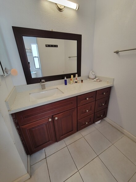 Building Photo - 575 Villa Real