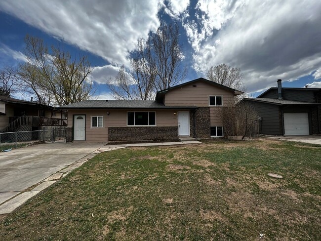 Building Photo - Charming 3-Bed Home with Foothills Views i...