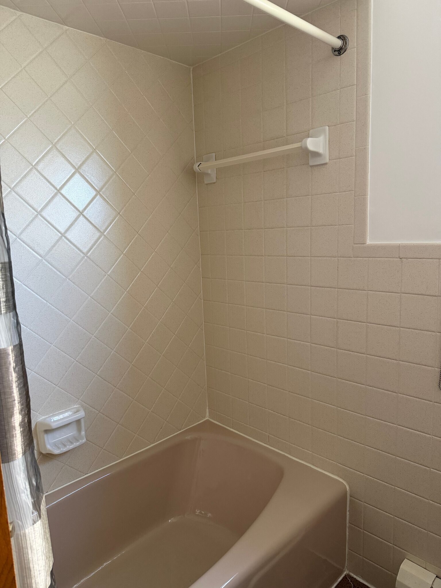 Building Photo - 6614 W Devon Ave