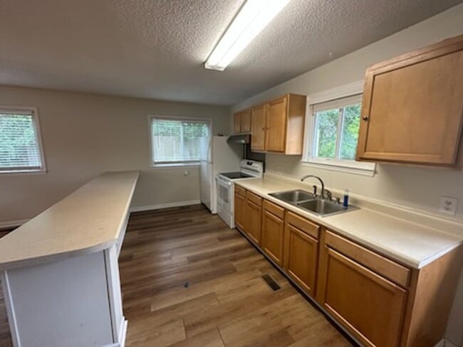 Building Photo - Desirable 3 Bedroom Home