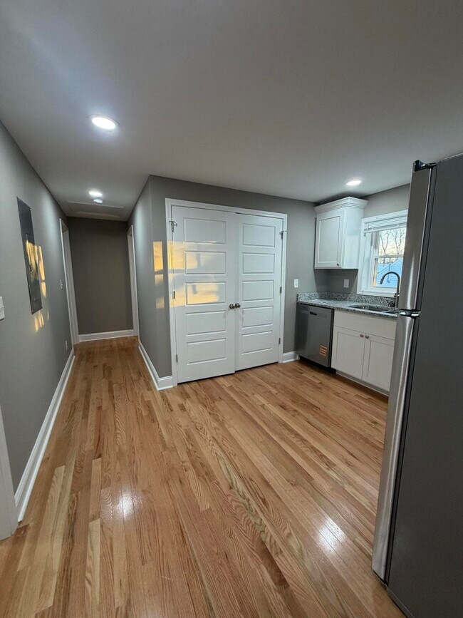 Building Photo - 402 Gunn St