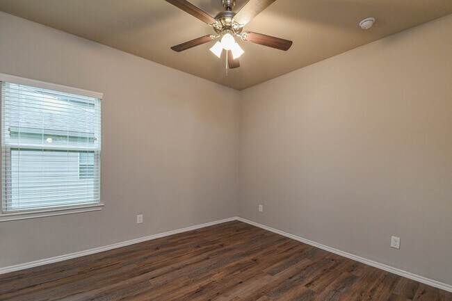 Building Photo - 15627 Sycamore Dr
