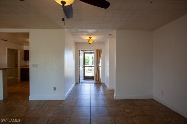 Building Photo - 8109 Sanibel Blvd