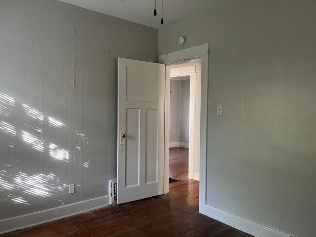 Building Photo - 835 Easton St