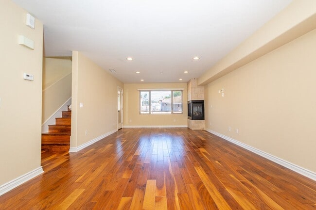 Building Photo - Beautiful 3 br/3.5ba Townhome in Pacific Beach Just Blocks to Crown Point Shores!