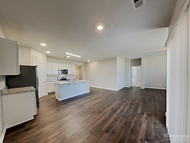 Building Photo - 2082 Sunflower Dr