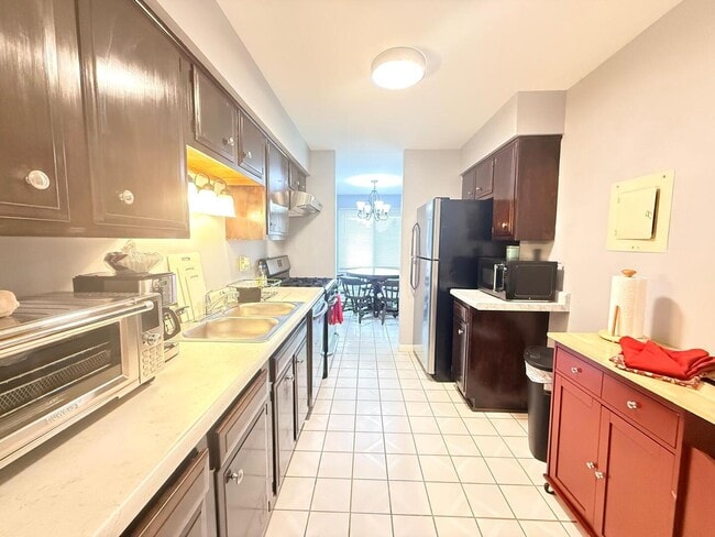 Building Photo - 3108 Roberts Dr