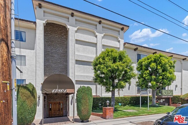 Building Photo - 12801 Moorpark St