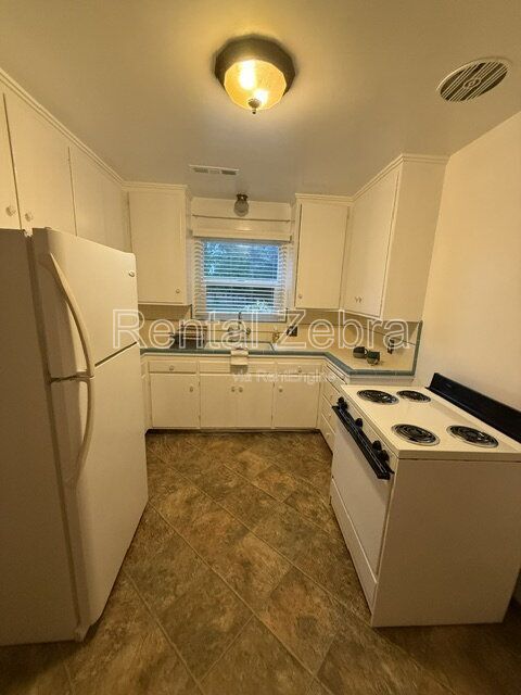 Building Photo - 1421 W 21st St