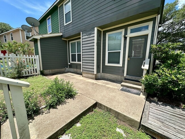 Building Photo - 3 bedroom townhome - Don't miss out!