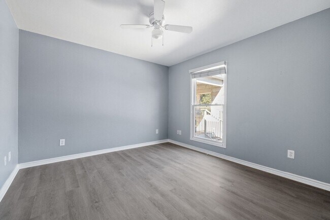 Building Photo - Carriage Place Square