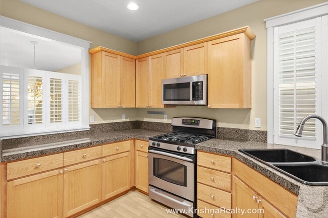 Building Photo - Beautiful 3 Bedroom | 3.5 Bathroom | Single Family Home | Large Bonus Room | Located In Quiet Ore...