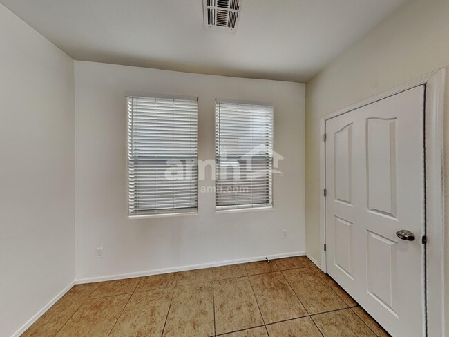 Building Photo - 3282 E Oakland St