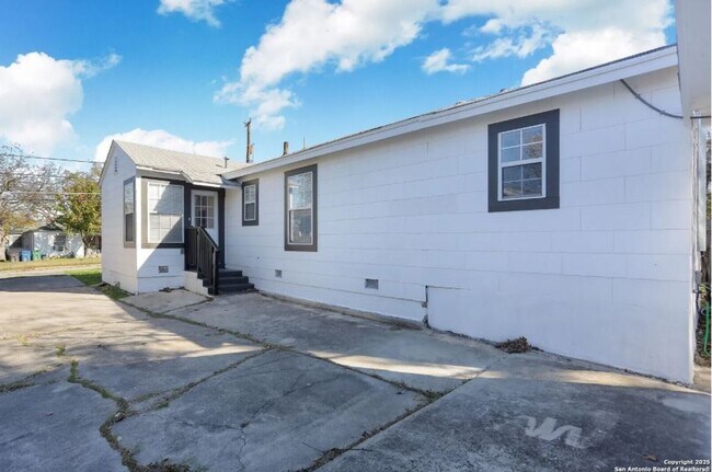 Building Photo - Renovated 3-Bedroom Home in Edison