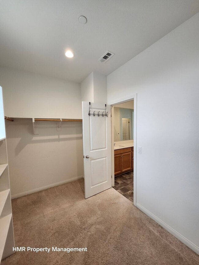 Building Photo - Beautiful two story 5 bedroom in ontario R...
