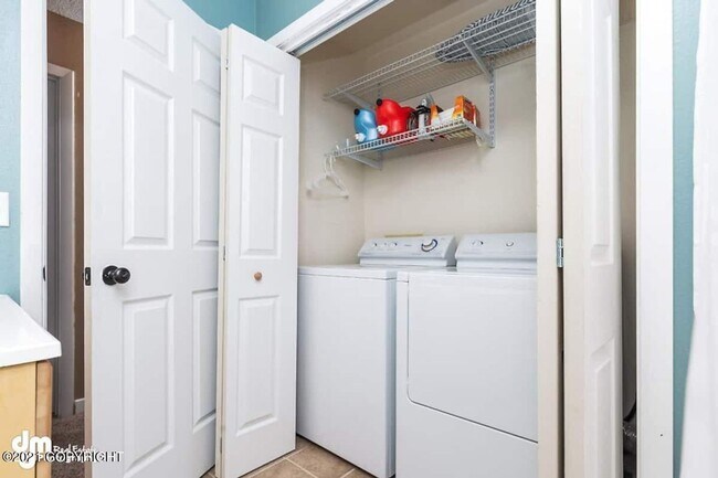 Building Photo - Furnished 3bed/1.5 bath near shopping and more!