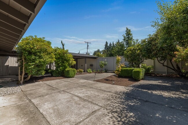 Building Photo - 3 bedroom 2 bath