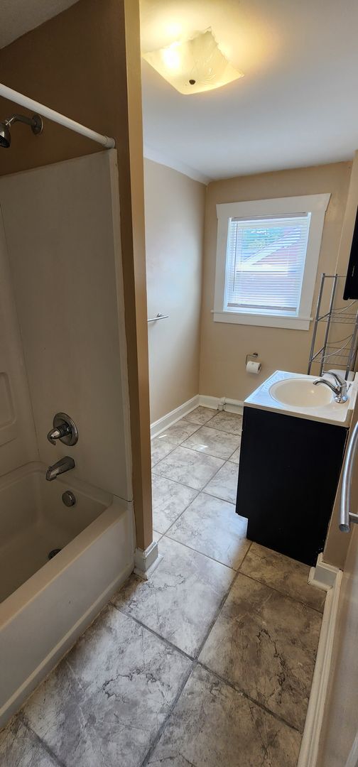 Building Photo - Welcome to this charming 3-bedroom, 2-bath...