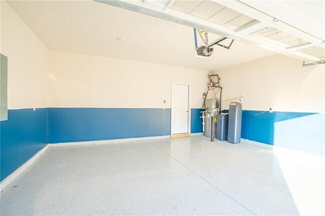 Building Photo - 1060 Sunny Lk Dr