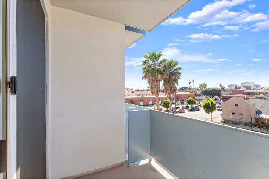 Interior Photo - Aqua Courtyard Suites