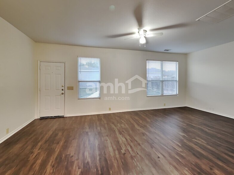 Building Photo - 6013 Midcrown Dr