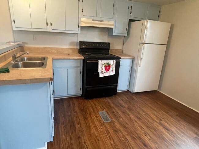 Building Photo - Adorable 2 Bedroom with Amazing Mountain Views!