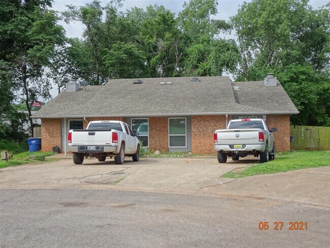 Primary Photo - 904-904 Aspen Ct