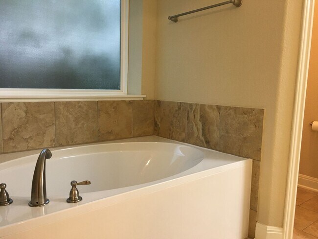 Building Photo - GORGEOUS LARGE 1 STORY IN WHITESTONE OAKS