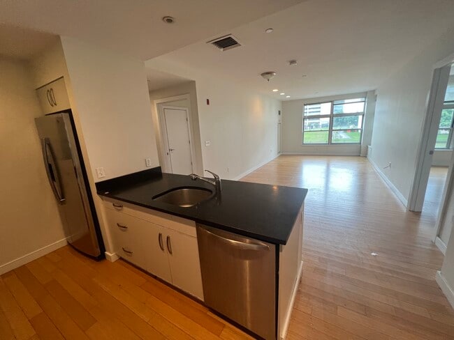 Building Photo - 601 Albany St