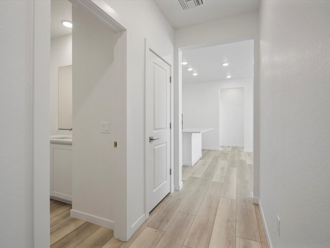 Building Photo - 6153 N Ceylon St