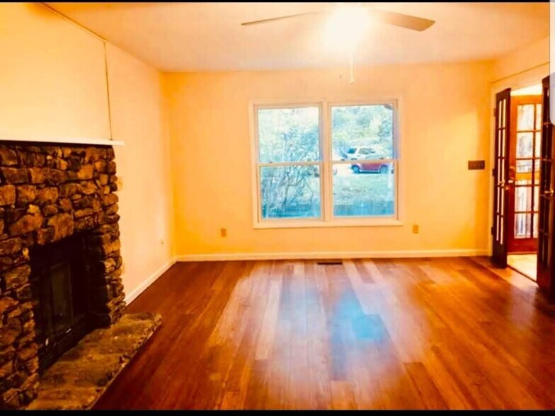 Gas fireplace - 99 Oak Ter