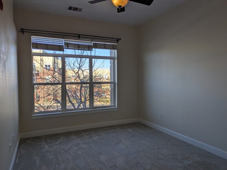 Building Photo - 5677 Park Pl