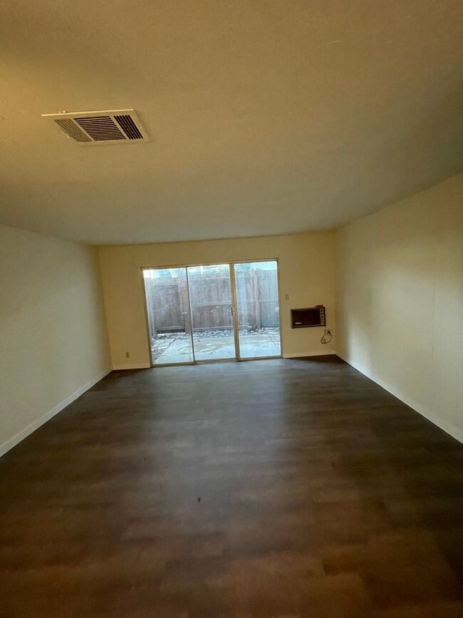 Building Photo - Remodeled 2bd/1ba 2 Story Condo Near Heart...