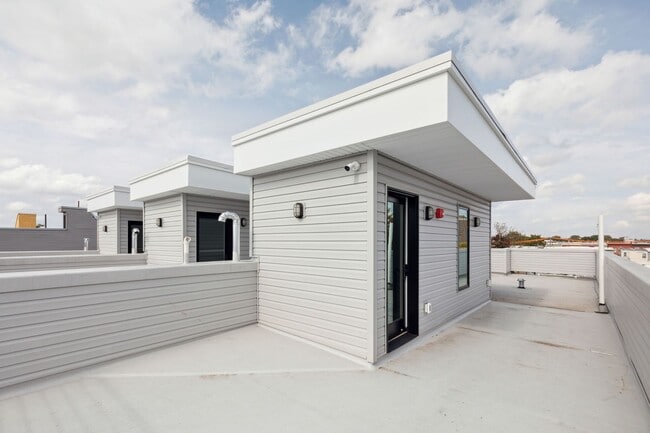 Building Photo - 2425 W Thompson St