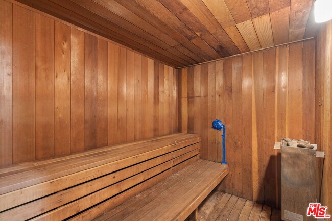 Building Photo - 310 Tahiti Way