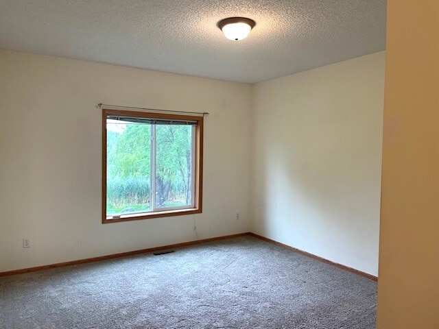 Building Photo - 707 E 7th St