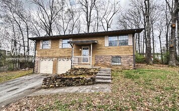 Building Photo - 3 Bed, 2 Bath Home with Garage / Available Now!