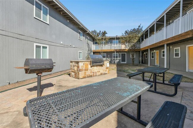 Building Photo - 2401 Manor Rd