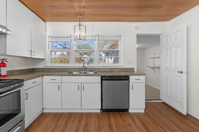 Building Photo - 801 E Mobile St