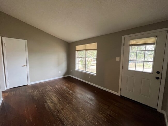 Building Photo - Renovated 3 Bedroom 1 Bath Home for Rent!