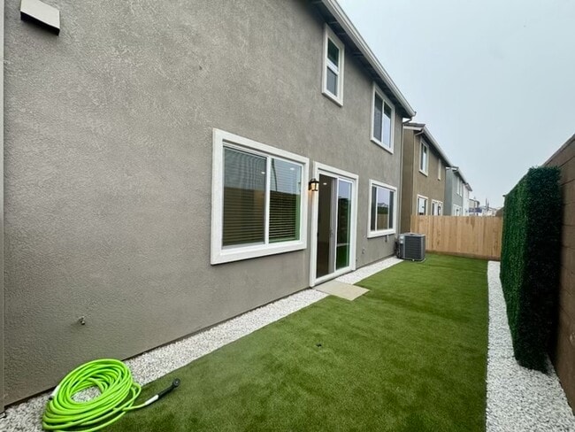 Building Photo - Beautiful Brand New SOLAR 3 bedroom 2.5 Bathroom Just Built in Lincoln CA!