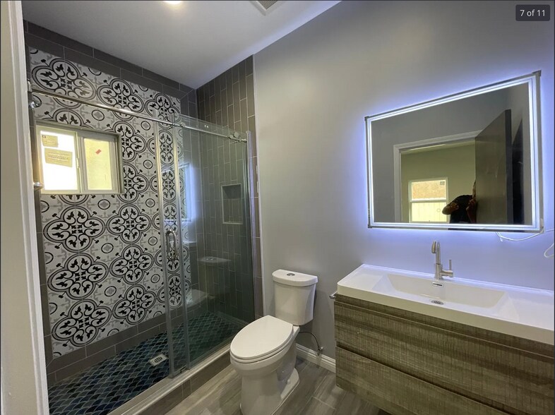 bathroom 2 - 13202 Vaughn St