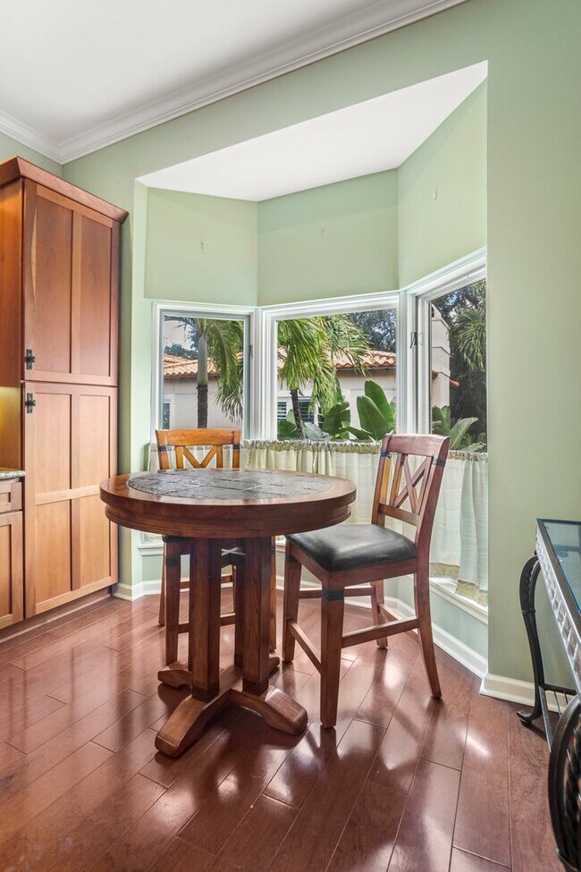 Building Photo - ** OLDE NAPLES ** 3 BED + DEN / 3 BATH - GARAGE - WALK TO BEACH & DOWNTOWN - SHORT TERM RENTAL