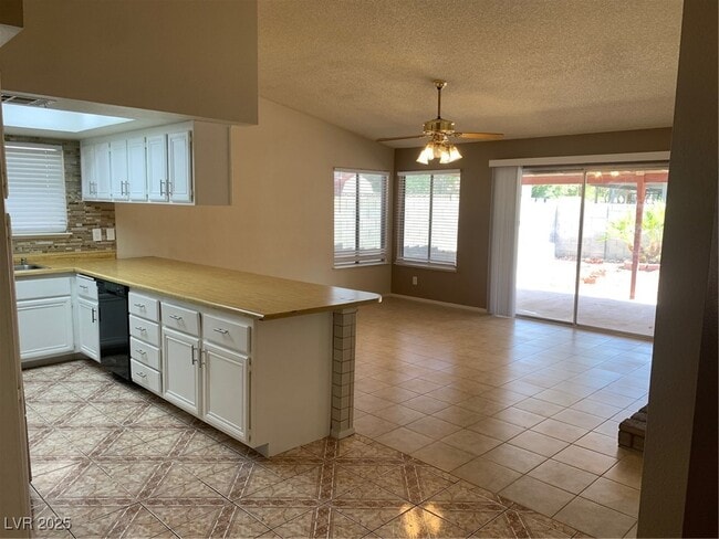 Building Photo - 716 Round Table Dr
