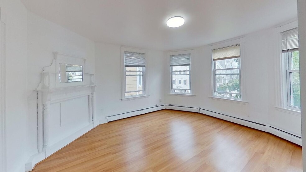 Bedroom 5 lower duplex - 60 Calumet St