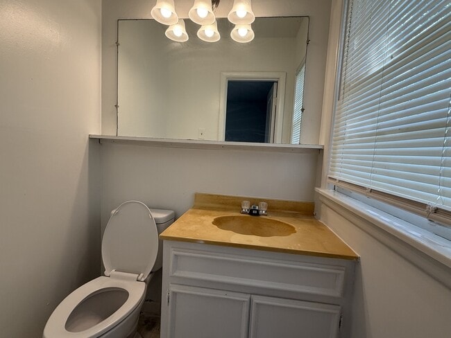 Building Photo - 914 Stratford Rd