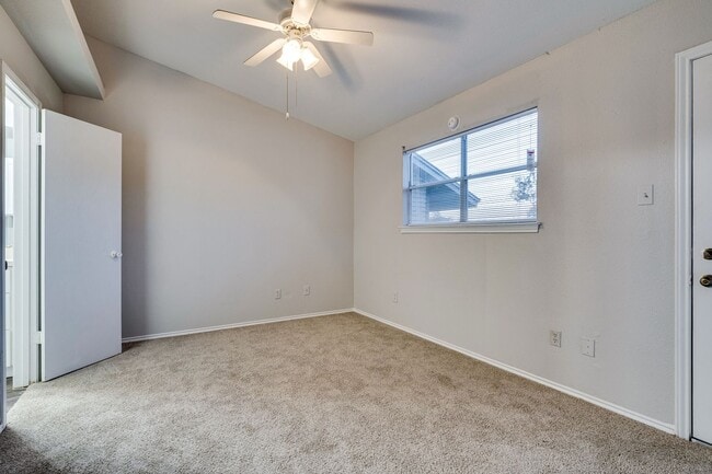 Building Photo - Uptown Townhome - 2BD / 2.5BA - Near Downt...