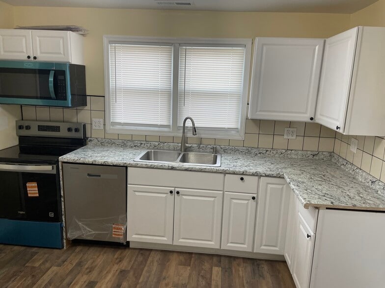 Building Photo - 1574 Montgomery Ave