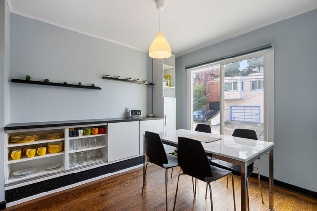 Building Photo - UPDATED LARGE BRIGHT 1800sf 3BR/2BA/1GR In...