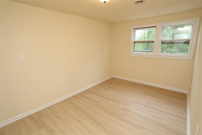 Building Photo - 20 Pineview Rd